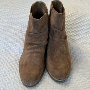 SOFFT New without box zippered suede ankle boots.